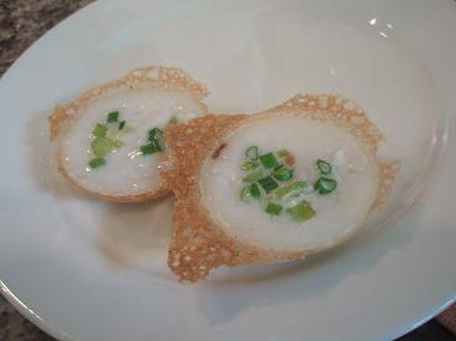 お店の方が、たこやき器と似た感じの機械で<br />美味しそうなのを焼いてたので、食べてみました。<br /><br />お味は・・・甘ーい！！<br /><br />