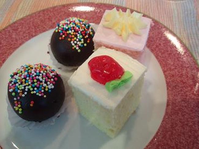 デザートもたくさんあったので、<br />プチケーキ＆ものすごく甘かったチョコケーキ・・・