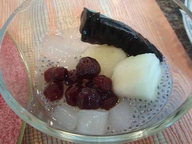 寒天やゼリーみたいなのもあって、<br />あんみつ風に入れてみました。<br />白いのは洋ナシ、黒いのはゼリー？<br />茶色いのはあずきだと思ったら、レーズンの種有り？でした。<br />下の白い粒々は何だろう・・・？？