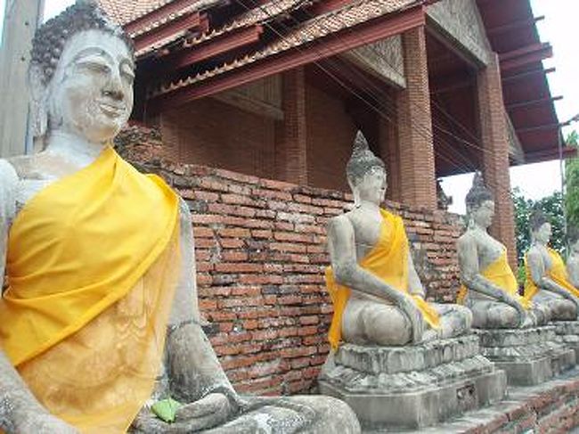 ズラリと並ぶ仏像に圧倒されます〜