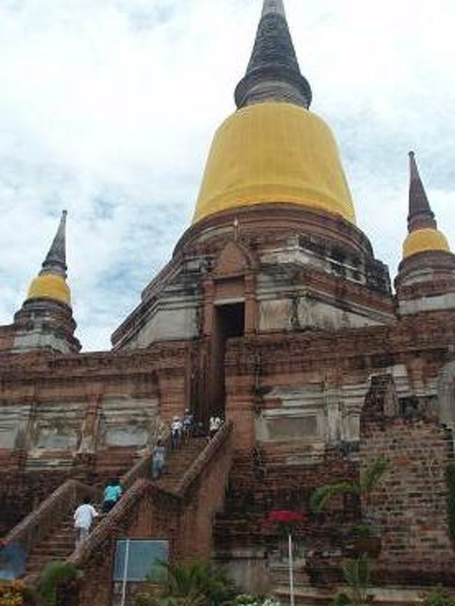 境内の中央には高さ72mの巨大【チェディ】<br />階段登って、中に入ってみました。