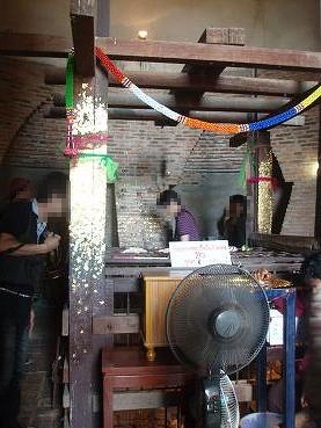 中に入ってみました。<br />金の仏像があったり・・・