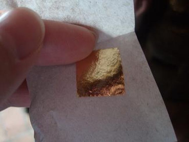 ２０バーツで、１０枚位入った金箔売っていたので、<br />購入してみました。