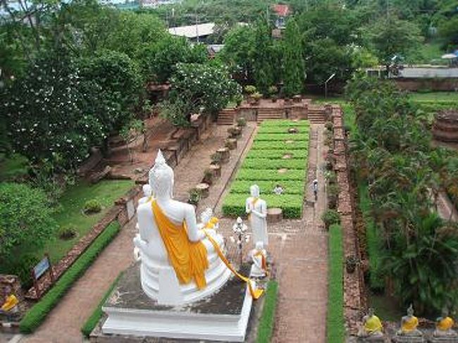 チェディの反対側に、大きな仏像が！<br />暑くて汗ダラダラなので、そこまで行く気にもならず、<br />後姿しか見れなかった(笑)