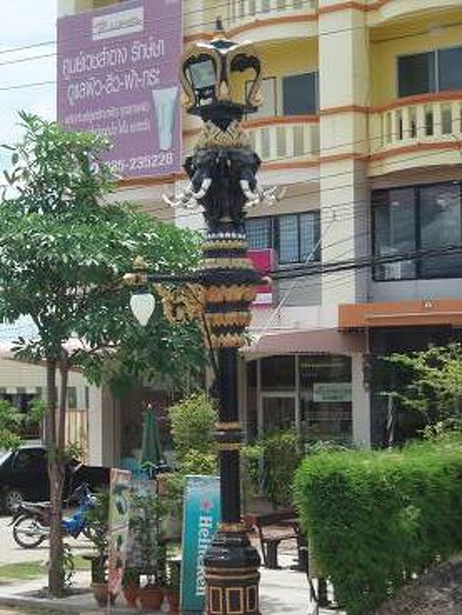 【ワット・ヤイ・チャイ・モンコン】近くの街中で、<br />像の形の街灯がカッコイイ〜♪<br />夜ライト付いた時の感じも見たかったなぁ・・・