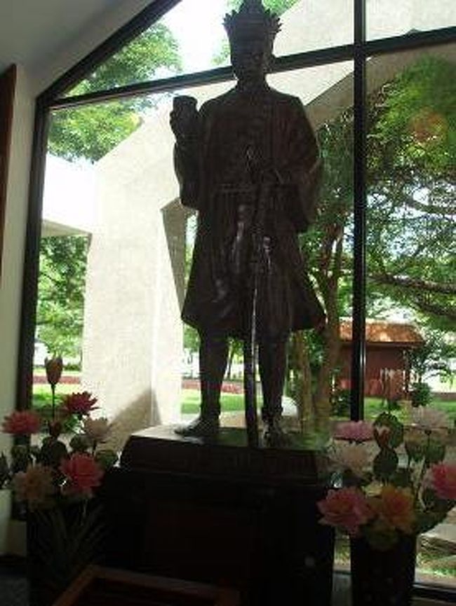 ビルマ軍との戦いに、日本人村の長、<br />山田長政さんの像が祀られています。