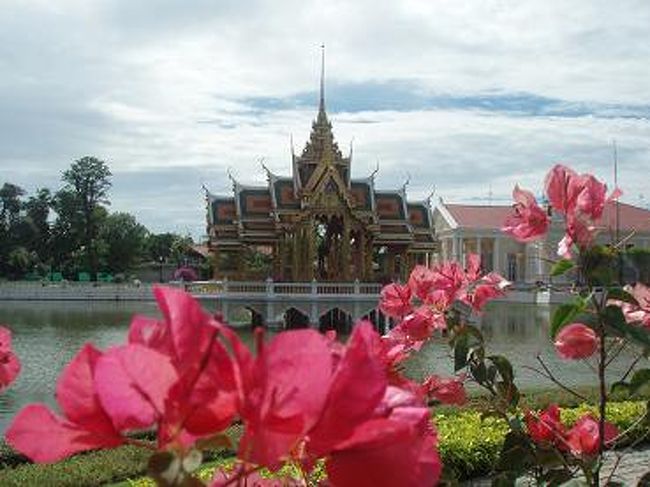 湖の中央にある、華やかな光を放つタイ風建築の<br />【プラ・アイサワン・ティッパート】