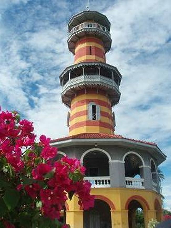 【プラ・ティナン・ウィトゥン・タサナー】<br />３階建ての塔で、<br />普段はこの中も見物できるそうですが、<br />この時は入れませんでした。<br /><br />偶然この日は離宮に王女様が滞在していて、<br />今から出かけるという事で警備の人が外でたくさんいたので入っては駄目との事でした。<br />この後、王女が乗った車が何台も走っていったけど、<br />王女様は見れませんでした〜(^_^;)