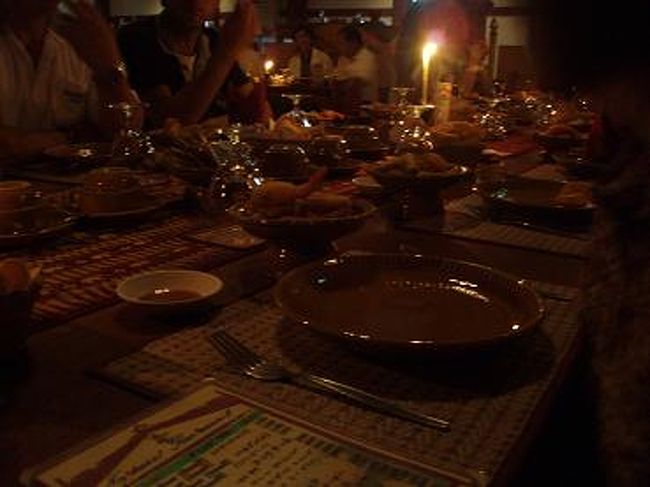 薄暗い中で、ディナーショー見ながら夕食〜