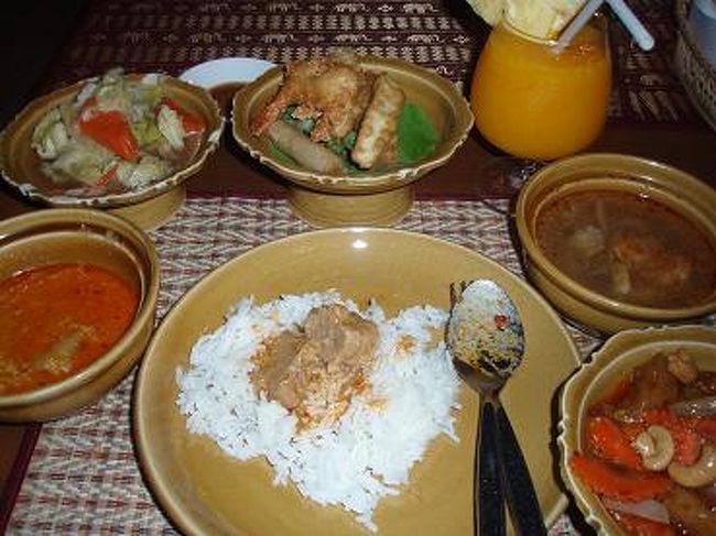 食事前に海老チップス食べて、<br />カレー・野菜炒め・海老とか野菜の揚げ物・トムヤムクン・鶏肉とココナッツの甘辛煮です。<br />トムヤムクンは、パクチーが入って苦手です〜(^_^;)