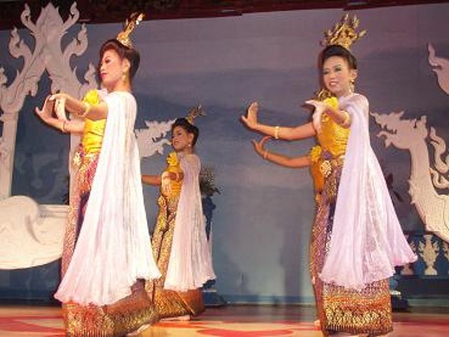 踊ってる人の中に、日本の有名人にソックリな方が！？<br />○姉妹のお姉さんにソックリな方がいましたよ〜<br />（写真じゃ分かりにくいんだけど、一番左の方）