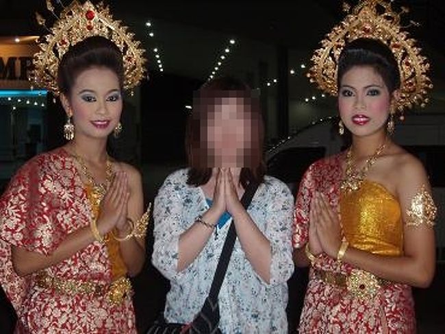 帰りに、お姉さん達とも写真撮影♪<br />ツアーは、すごく暑くて大変だったけど、充実した一日が過ごせました♪