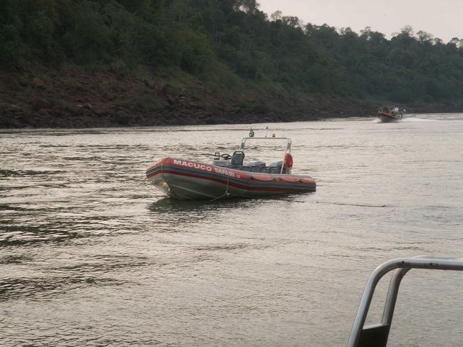 イグアスボートツアーはこんな感じです。<br />合羽などで水しぶきを防御しようとせずに、<br />はじめから濡れる気でいきましょう！<br />あたしは朝から水着を着て観光してました。