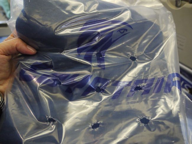 エジプト航空のなかでかしてもらったブランケット。<br />機内があまりに涼しいので、これなしではいられませんでした。<br />周りの席に空席があったので、お隣のブランケットを拝借して上下で二枚羽織ってちょうどよい具合でした。