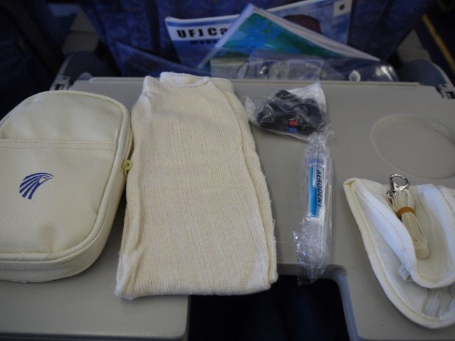 機内で配られたもの。<br />白い（紺のひともいた）ポーチの中に<br />アイマスク・小型歯磨きセット・靴下・イヤホン<br />が入っていました。<br />なんだかかわいいので行きの飛行機でもらったものを使って、帰りにもらったのはお土産にしました♪<br />歯ブラシセットは普段持ち歩くのに便利なサイズです。<br />靴下は寒い機内で必需品でした。エジプトやトルコのモスクで靴をぬがなくちゃいけないところでこれを使っている人もいました。