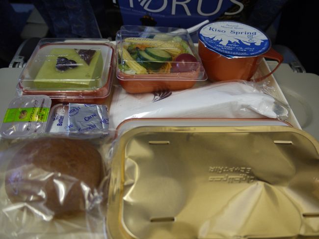 機内食。<br />フィッシュ・チキン・ビーフのなかから選べます。