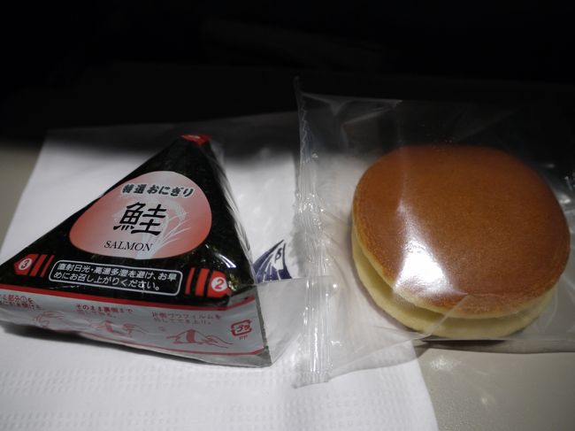 夜中になぜだかおにぎりとどら焼き・・・<br />この組み合わせは不思議です（笑）