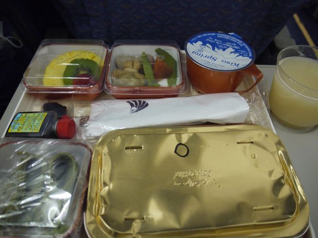 行きの飛行機で最後の食事。