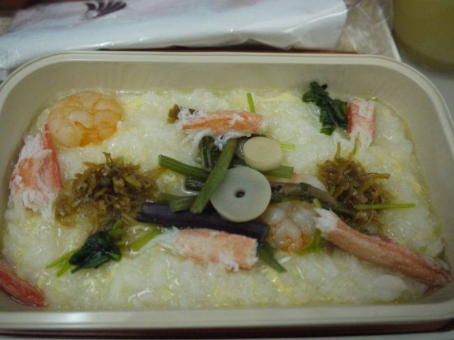 ５つくらいの手書きのメニューを見せられ<br />その中で『カニ雑炊』というのを選びました。<br />想像した味と違いましたが<br />なかなか美味しかったです♪