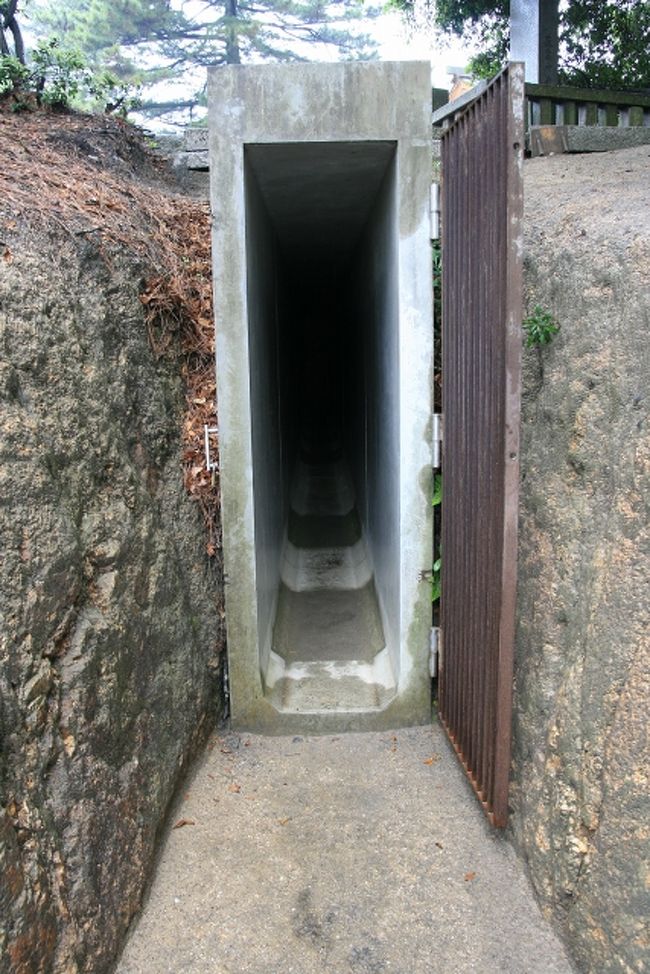「ここから先は一人で行ってください」<br />と懐中電灯を手渡されて<br /><br />おそるおそる<br />少し下ってみると、<br /><br />そこにはこんな細い入口が！<br /><br />え、ここに入るの？　汗