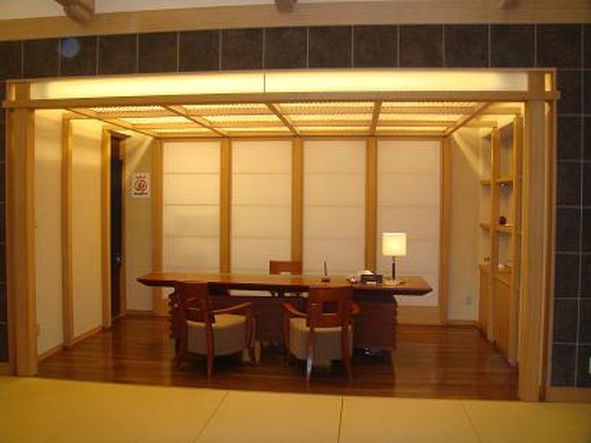 こちらがフロントですがチェックアウトの時はここで<br />精算しましたが、チェックインはここではなくて、奥のライブラリー＆バー「南風」でした。<br />玄関は２階でフロント、ライブラリー、レストラン<br />は全て２階で、大浴場は１階で最上階は展望台のみ。<br />エレベーターが１台ありますが１階２階のみで<br />展望台に行くには階段でしかいけません。