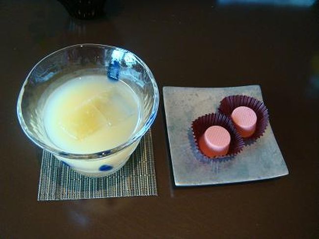 ウェルカムドリンクは通常シャンパンなんですが<br />私はアルコールがダメなので、ソフトドリンクで<br />グレープフルーツジュースかオレンジジュースか<br />選べてグレープフルーツジュースと苺のチョコ。<br />苺のチョコは１人１個で写真は２人分。