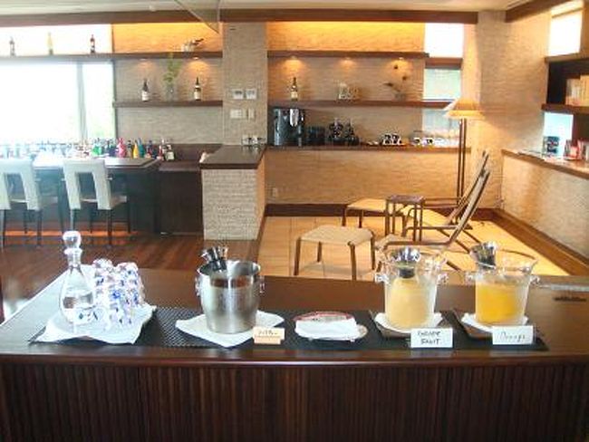 ドリンクもいつでもここにくればセルフで飲めます。<br />夜はオレンジとグレープフルーツジュースだけでした<br />が朝はアイスミルクティーがありました。