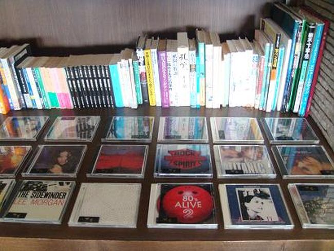 ライブラリーなので本も置いてあって、ＣＤは<br />借りて部屋で聞くことができます。