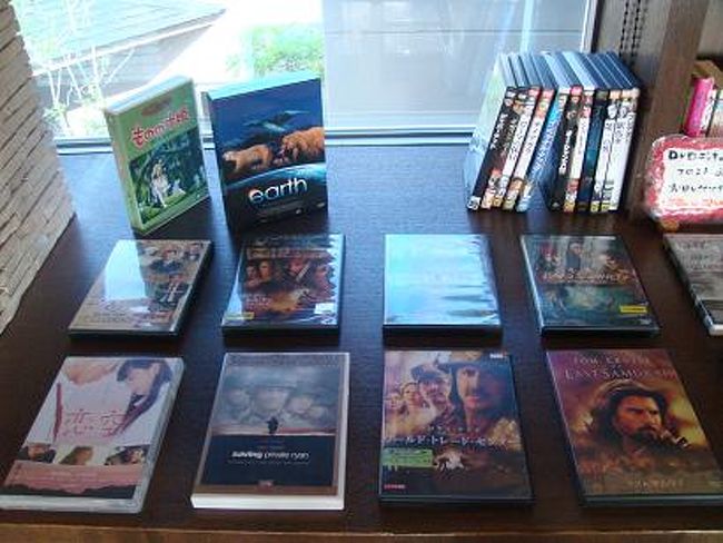 ＤＶＤもあるんですが、部屋にはＤＶＤデッキは<br />なくＤＶＤが見たい人はフロントに言えばデッキを<br />部屋に持ってきてくれるそうですが、数に限りが<br />あるそうです。<br />