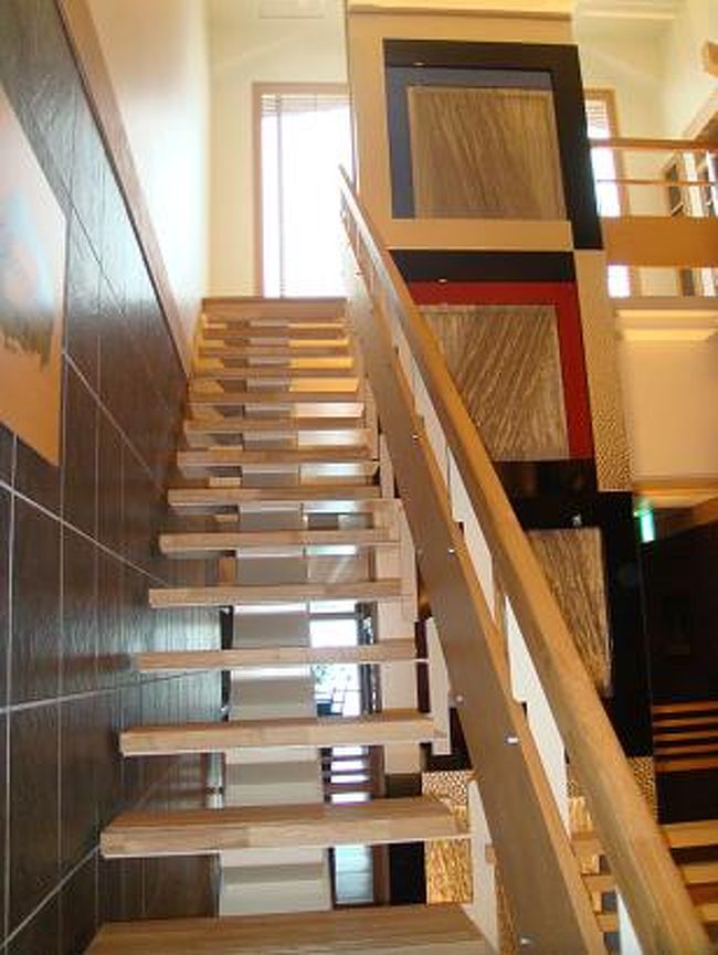 こちらの階段をあがっていくと展望台へ行けます。<br />階段上がったところに下駄が置いてあって下駄を<br />履いて展望台へ。