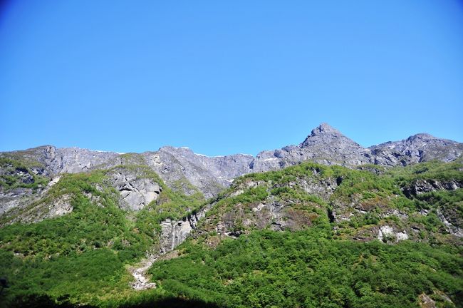 グドヴァンゲン<br />乗船まで休憩です。<br />周囲の高い山です。<br />前日が雨であれば滝の筋が見れましたが、<br />今日は見当たりません。