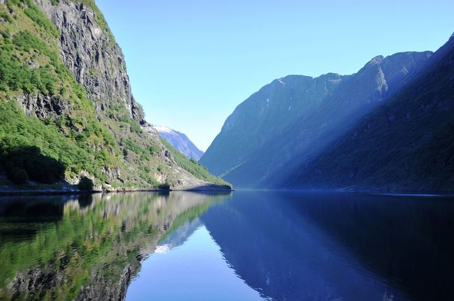 桟橋からフィヨルドの入り口を見ます。<br />絶景です。日照が筋になっています。