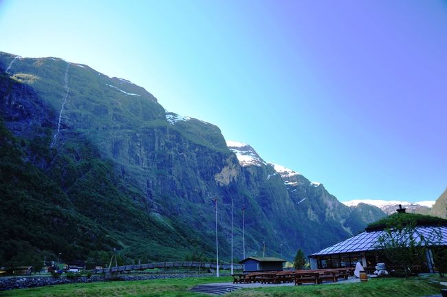 フィヨルド入り口とは反対の山<br />