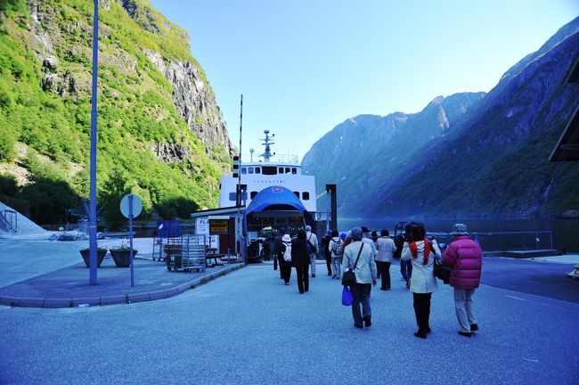 １０：２０<br />時間です。フェリーに乗り込みます。<br />乗客は日本人が我々のグループのほかにもう１グループ、韓国人らしきグループが１、中国人グループ、それに欧米系の人々です。<br /><br />バスはここで引き返し、ベルゲン鉄道ヴォスの駅に先回りして待っていることになります。