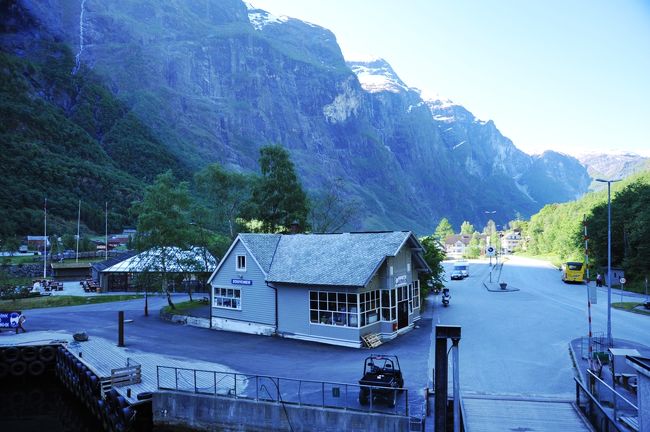 乗船しました。<br />フェリーからグドヴァンゲンの街を見下ろします。<br />フロムに向けての２時間クルーズ、<br />いよいよスタートです。<br />