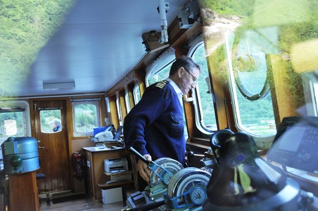 位置取りはフェリー２階のトップと決めました。<br />隣には操舵室、ちょっと覗いてみました。<br />