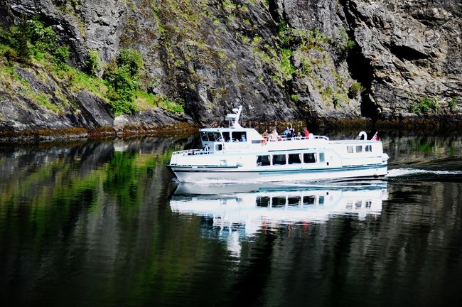 追い越していく船