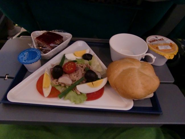 機内の映画は、「グラントリノ」<br />と「マーリー」でした。<br />こちらは、２度目の食事。<br />かなり軽め。