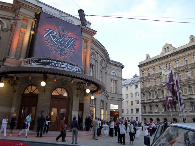 空港から、西駅行きのリムジンバス。<br />道路が混んで、１時間以上かかり、<br />あせりました。<br />でも、無事お風呂に入り、「ルドルフ」<br />観劇です。<br />やはり、劇場まん前のホテルは便利です。<br /><br />