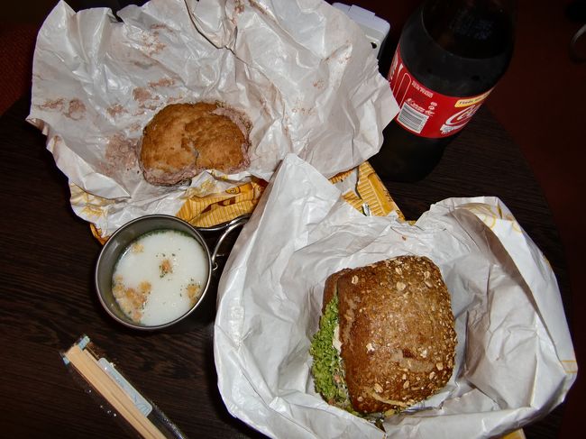 バスが遅れて、あせった理由が、<br />夕食の調達。<br />いったんホテルに入ってから、<br />西駅に買いに行こうと考えていましたが、<br />時間がないので、ホテルに向かう途中、<br />スーツケースを持ったまま、<br />駅の地下へ。で、お気に入りの<br />豆腐サンド購入。最後のひとつでした。<br />これが、この旅最初のディナーです。