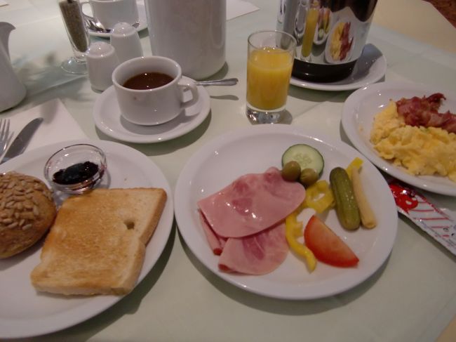 宿泊は、ゴールデンチューリップホテル改め、<br />プレジデントホテル。<br />ライムント劇場の目の前というロケーションと<br />バスタブつきの部屋に惹かれて、<br />定宿？<br />朝食は普通です・・。