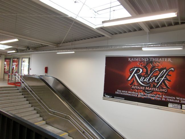 ブダペストへは、西駅より電車。<br />改装中の西駅中。<br />かなり、きれいになって、カフェや売店も<br />増えています。<br />