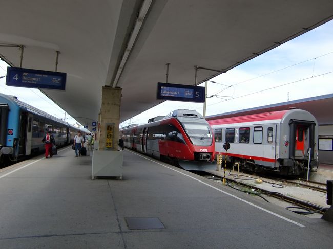 左の青い電車がブダペスト行き。<br />９時５０分発なので、１５分ほど前に<br />行くと電車が行っちゃいました(^^;;。<br />と思ったら、どこかで整備でもしたらしく、<br />戻ってきて、１０分遅れで出発です。<br />