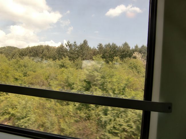 初めてブダペストへ行くので、<br />電車の混み具合が心配になって、<br />２日前にネットで座席予約。<br />コンパートメントでしたが、混雑<br />していたらしく、予約しておいて<br />よかったです。<br />予約料は３ユーロ。<br /><br /><br /><br />