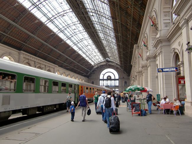 ブダペスト東駅に到着です。<br />タクシーやらホテルやらの客引きが多いです。<br />無視して、タクシー乗り場に。