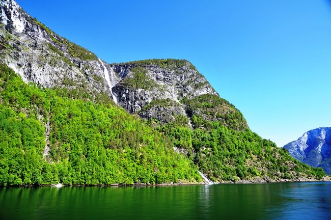 １１：２０<br />この辺りだったでしょうか。<br />この一瞬も見逃すまいと必死にファインダーを覗いていると、中国人が大きな声でどなりちらしています。<br />彼らには、「ソーリー」という言葉はないのです。<br />お願いすること知らないのです。傲慢な民族です。<br />そーりといえば、事態を察知して、すぐに場所を変わってあげるのに。<br />