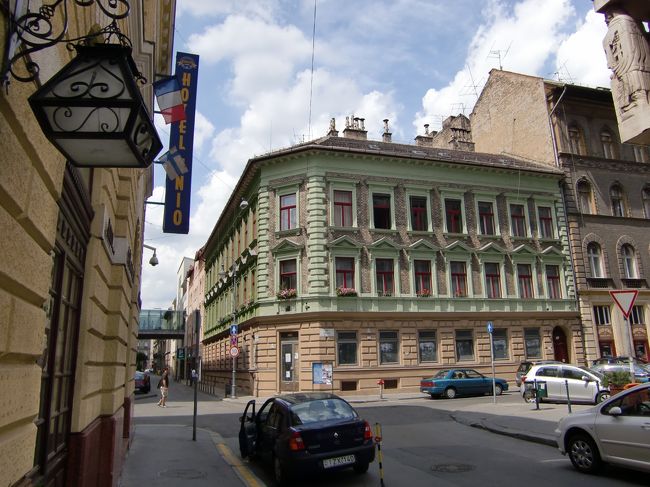 駅からタクシーで、ホテルまで。<br />さあ、短い時間でブダペストを楽しむぞ！<br />と思ったら、<br />フロント係が「いいニュースと悪いニュースが<br />あるんだけど、」<br />「４つ星ホテルに泊まれるんだよ(^^)。」<br />なんて言うのです。まぁ結局このホテルには<br />トラブルがあって、泊まれないと。<br />わたし・・・・「はぁ？？」<br />「で、そのホテルはどこにあるの？」<br />「ここ」と地図を見せてもらうと、まるで<br />離れた場所。<br />わたし「なんでこのホテルにしたかって言うと、<br />マジャール劇場に近いからなんですけど、どうしてくれるの？」フロント係、上司に相談。<br />結局いろいろ交渉の末、ホテル間の移動はもちろん、<br />劇場への往復タクシー代もホテル持ち<br />と言うことで、ホテルを移ることに。<br />とんだ、時間ロスだわ・・。<br /><br /><br /><br /><br />