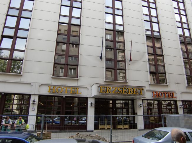 そんなわけで「エリジェべートホテル」<br />へ。<br />（あとで調べたら４つ星でなくて３つ星じゃないか！）<br />まぁ、ミュージカルファンとしては<br />エリザベートゆかりって言うのもちょっと<br />いいかも・・。