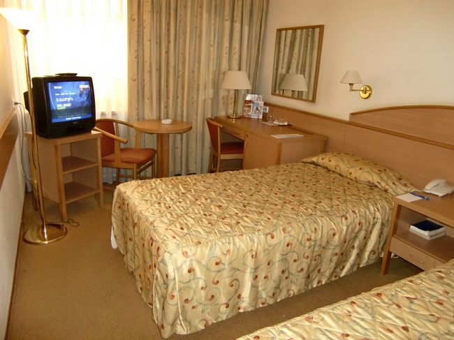 部屋は、近代的できれいなんですが、<br />せまいです・・。