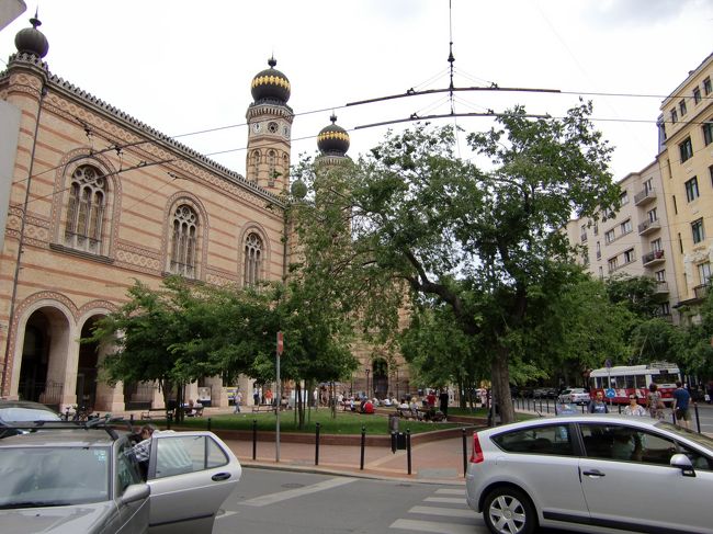 ブダペスト滞在が、半日しかないので、<br />観光する場所をホテルの周りに集中<br />しようとしていたため、<br />予約していたホテル周辺しか考えていなくて、<br />どこへ行っていいか分からず。<br />とりあえず、シナゴークヘ。<br /><br />